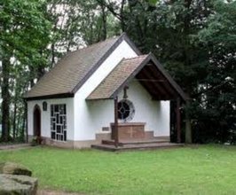 Kapelle der Wallfahrtsstätte auf einer Waldlichtung
