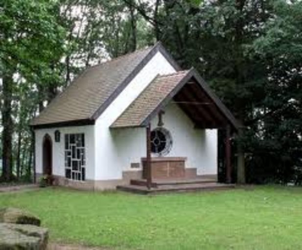 Kapelle der Wallfahrtsstätte auf einer Waldlichtung