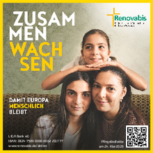 Mutter mit ihrer älteren Tochter lächelnd auf einem Sofa, dahinter die jüngere Tochter, die ihre Hände lächelnd über den Köpfen der beiden ablegt, das Kinn darauf gestützt