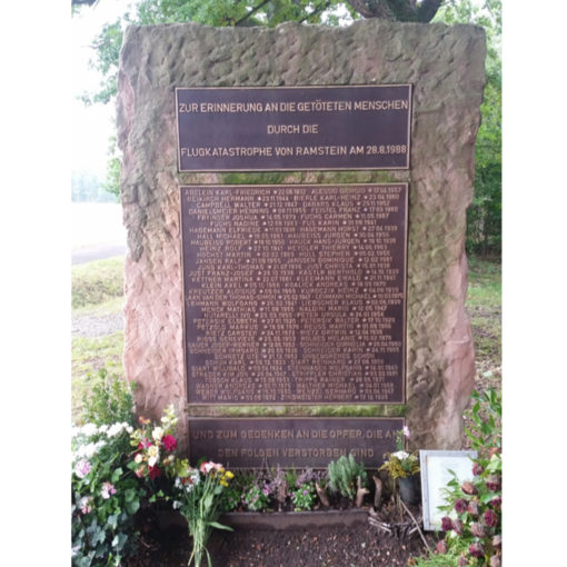 Flugtaggedenktafel mit Namen der Opfer